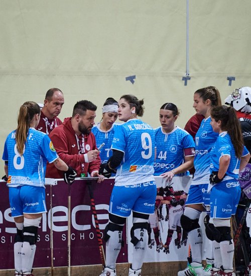Jordi Capdevila donant instruccions a les jugadores. (Foto: Robert Pena Costa)