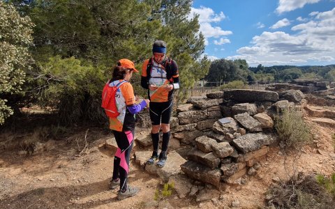 Inscrits a la rogaine del Vilosell situant-se en el mapa per trobar noves balises (Foto: Ponent Orientació).