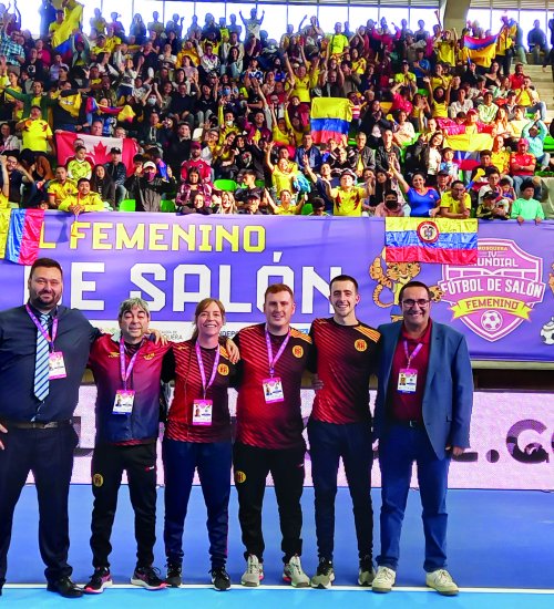 Laia Cutillas (tercera per l’esquerra) amb l’equip tècnic de la selecció durant el mundial de futbol de Colòmbia. (FOTO: Laia Cutillas)