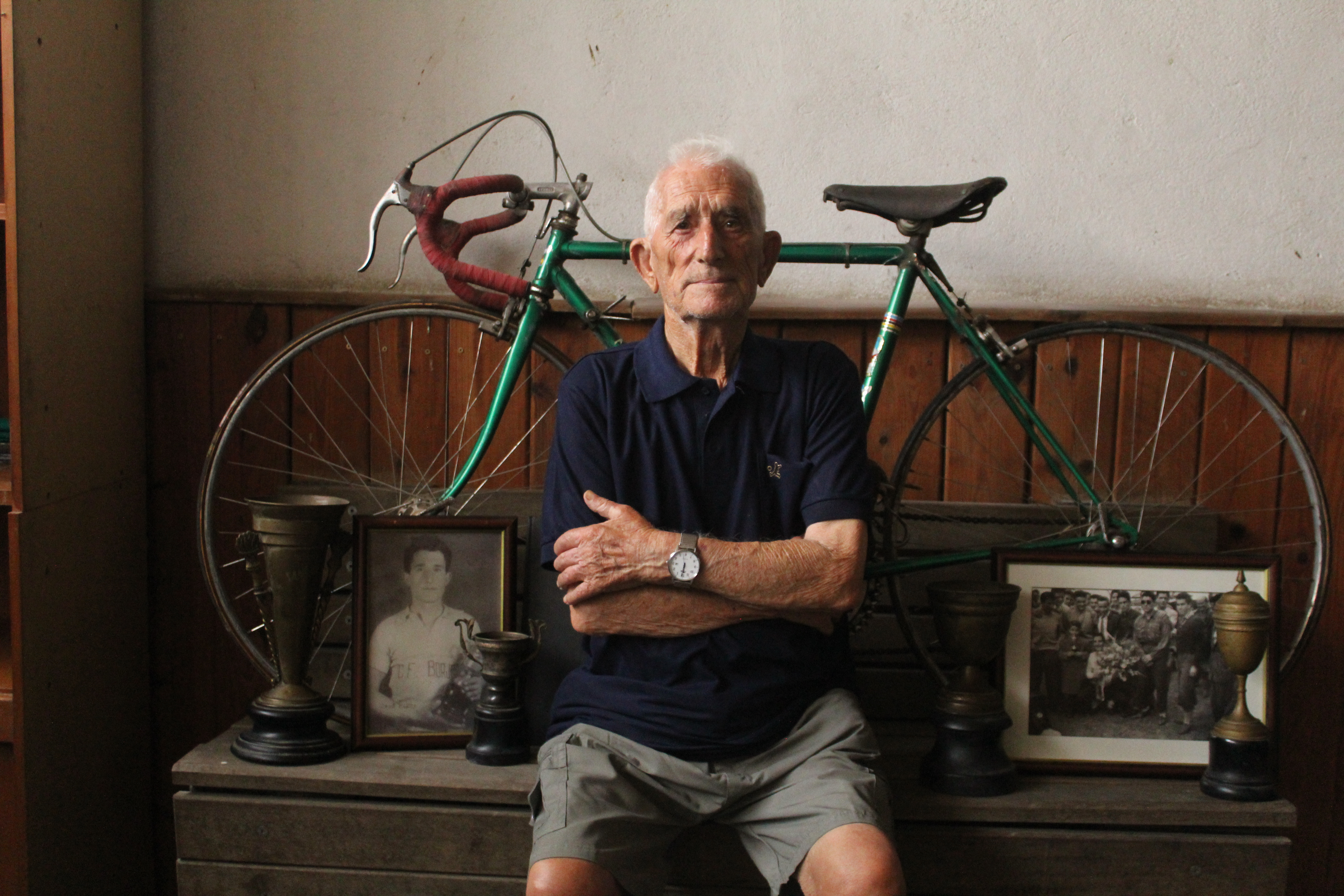 Faura amb una bici de competició, alguns trofeus i retrats dels seus anys de ciclista (Foto: Xavier Franch)